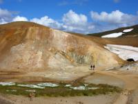 Bunte Hügel, Wollgrasfeld und Schneefläche nahe dem Maar Viti